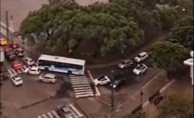 Tormenta en Córdoba: calles anegadas por la tormenta generan caos vehicular