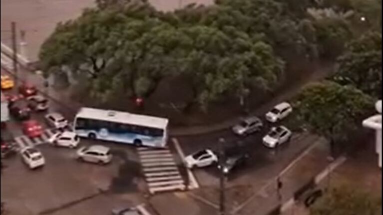 Tormenta en Córdoba: calles anegadas por la tormenta generan caos vehicular