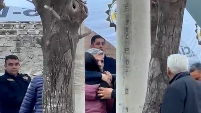 El abrazo de Quinteros con la familia de Luciana