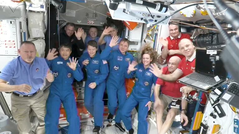 El encuentro de la tripulación de Space X con los astronautas varados