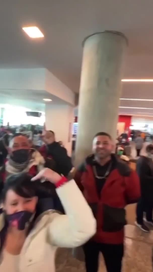 Locura jimenera por la presencia de La Mona en el aeropuerto