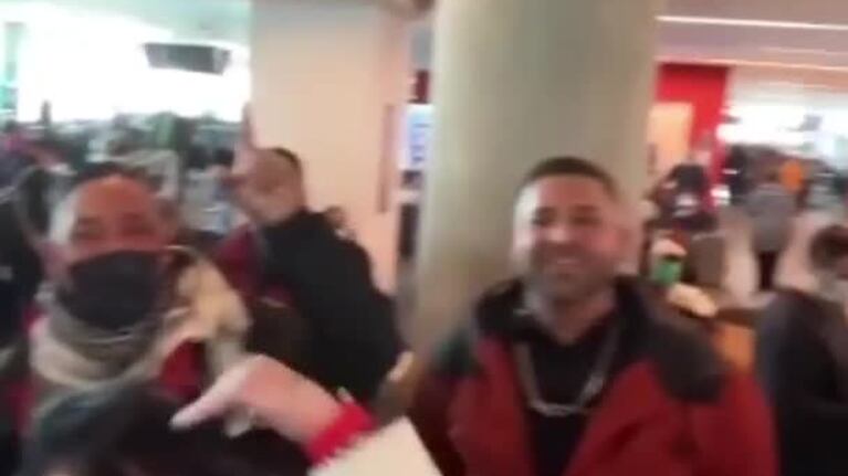 Locura jimenera por la presencia de La Mona en el aeropuerto