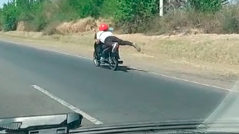 Acostado y a toda velocidad: locura en moto en una ruta de Córdoba