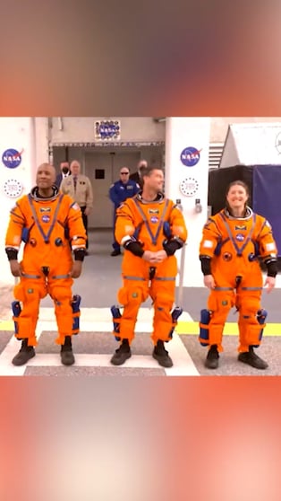 Los astronautas antes de despegar hacia la Luna