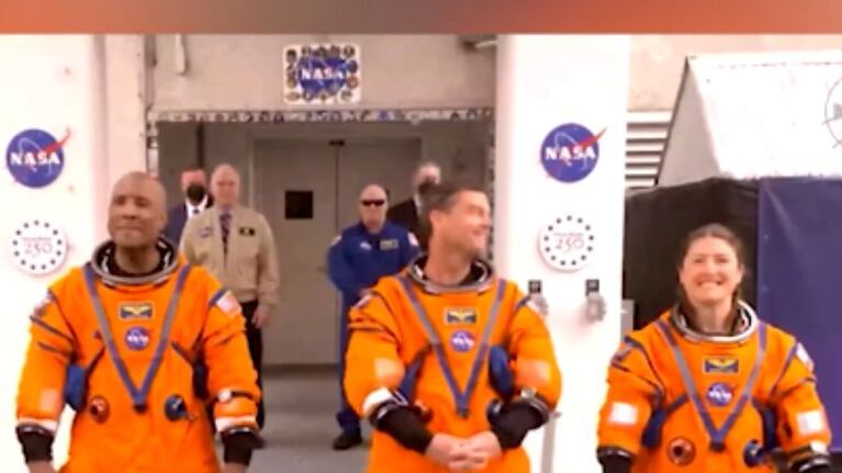 Los astronautas antes de despegar hacia la Luna
