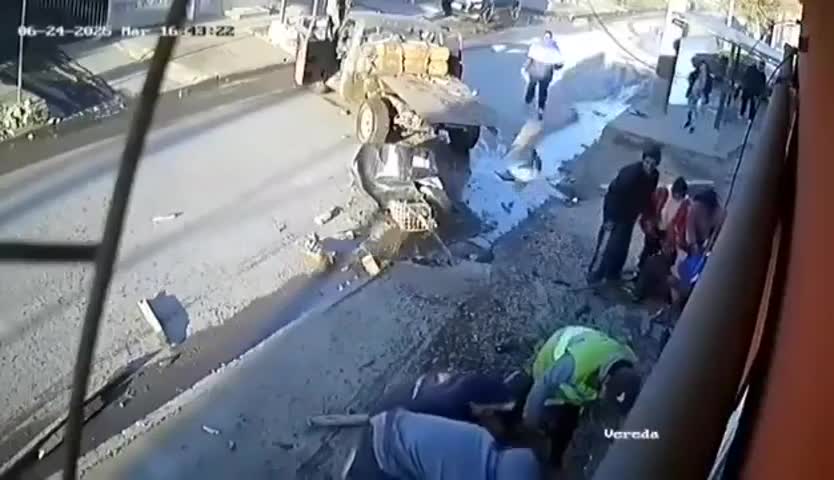 Un camión arrolló a dos  menores y a una madre que estaban esperando el colectivo. 