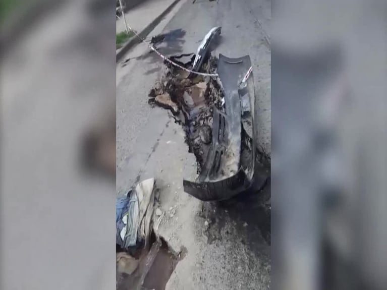 Se abrió la calle y un camión de basura quedó atascado