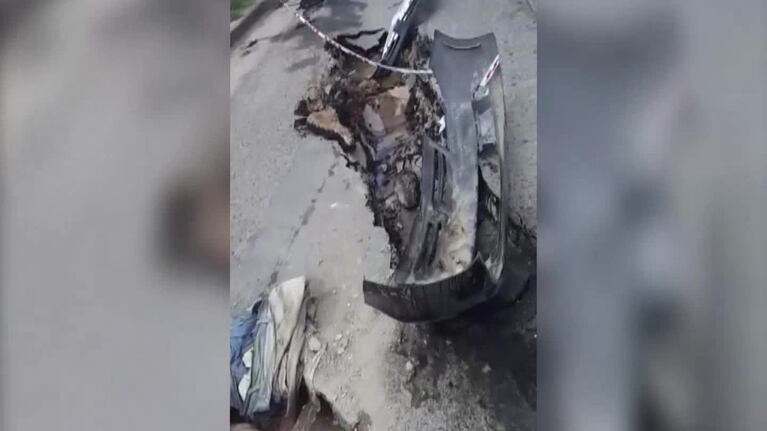 Se abrió la calle y un camión de basura quedó atascado