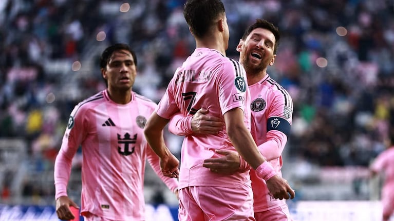 Video: en otra noche histórica Messi llegó al gol 900 y batió su propio récord