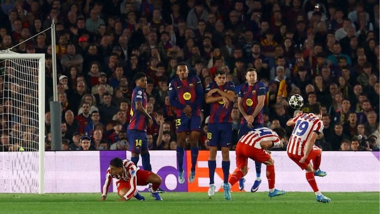 El golazo de tiro libre de Julián Álvarez y el 1 a 0 del Atlético de Madrid ante Barcelona por Champions