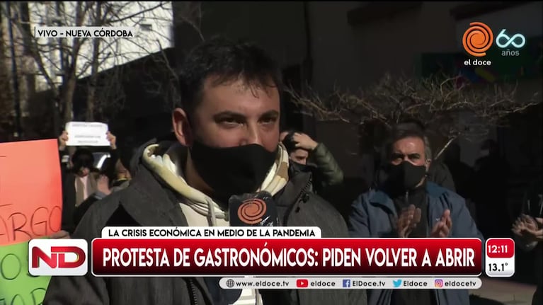 Gastronómicos protestaron en plena Av. Vélez Sársfield