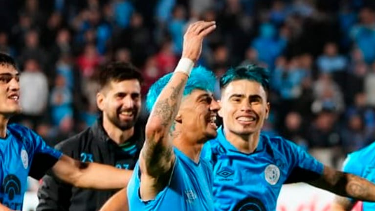 Locura pirata: “El que no salta es de la T”