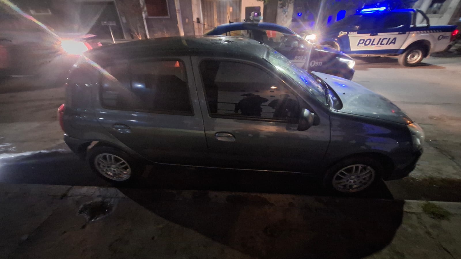 Con una bomba molotov, adolescentes de 15 años le prendieron fuego el auto a un policía