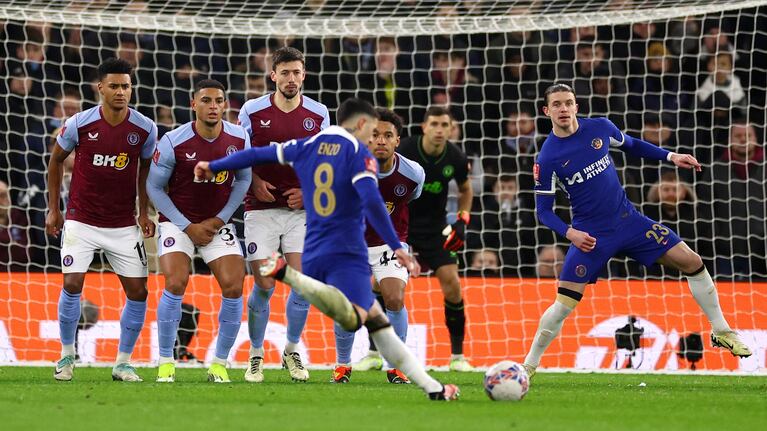 El golazo de tiro libre de Enzo Fernández al Dibu Martínez en la FA Cup
