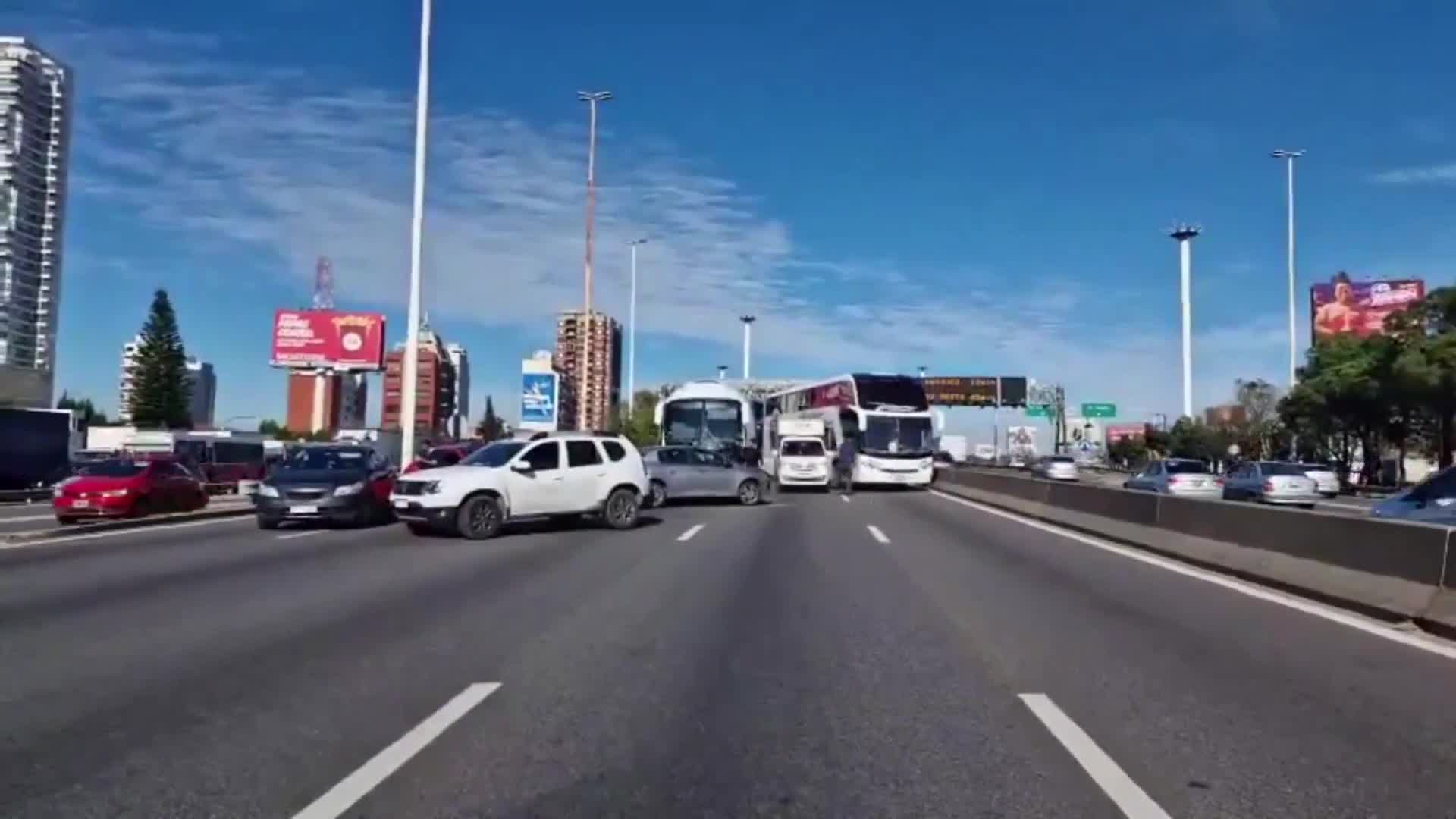 Impresionante choque múltiple por un micro fuera de control en Buenos Aires