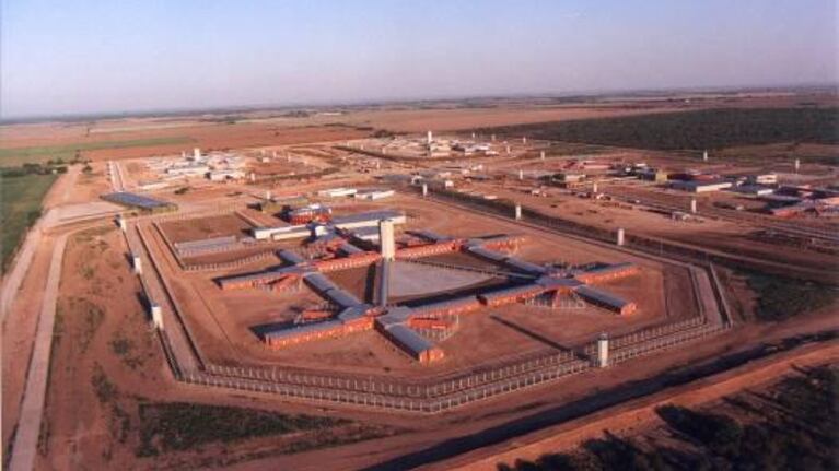 Cambio de género y escándalo en la cárcel de mujeres de Bouwer: el planteo de la defensora