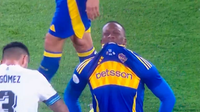 El patadón por el que Advíncula se fue expulsado en Boca ante Vélez en el Kempes