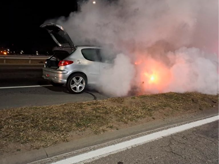 Impactante video: un auto se prendió fuego en plena Circunvalación