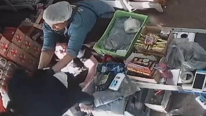 Descubrieron a un ladrón robando y lo combatieron cuerpo a cuerpo 
