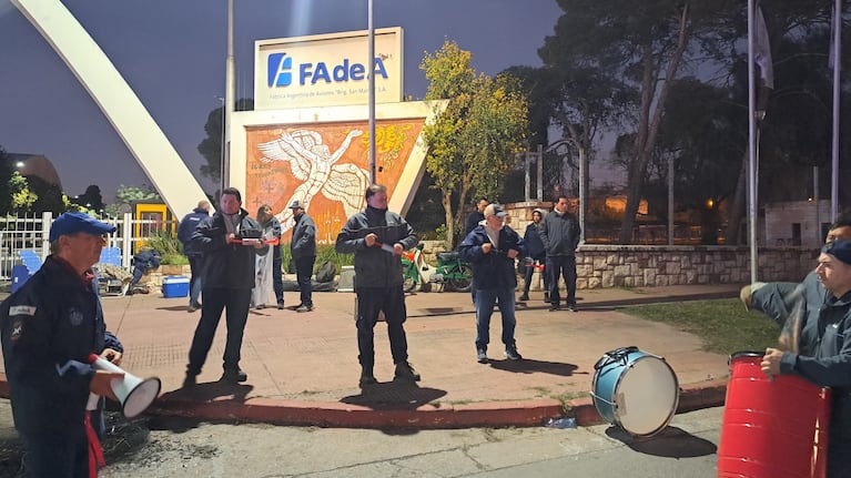 Empleados de Fadea durmieron en la puerta de la empresa en medio de los reclamos: “Es doloroso”