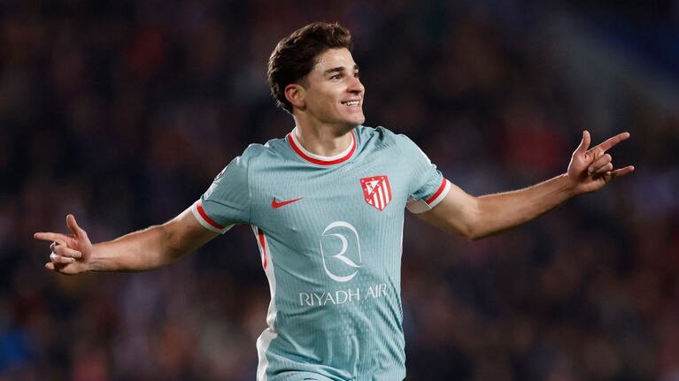 El golazo de tiro libre de Julián Álvarez para el Atlético de Madrid en la Champions League