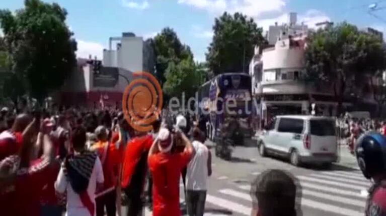 Así atacaron al micro de Boca los hinchas de River