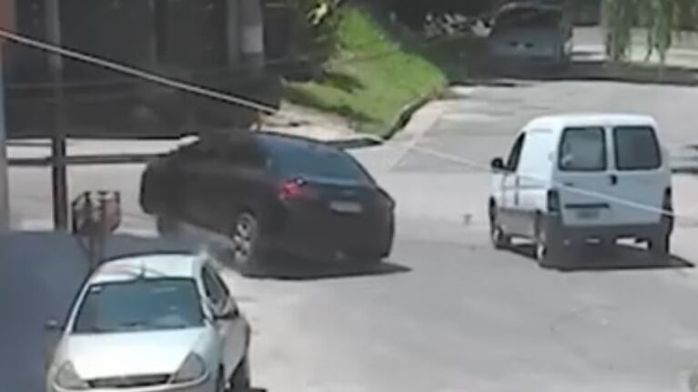 Robaron, escaparon a toda velocidad y fueron detenidos después de chocar el auto