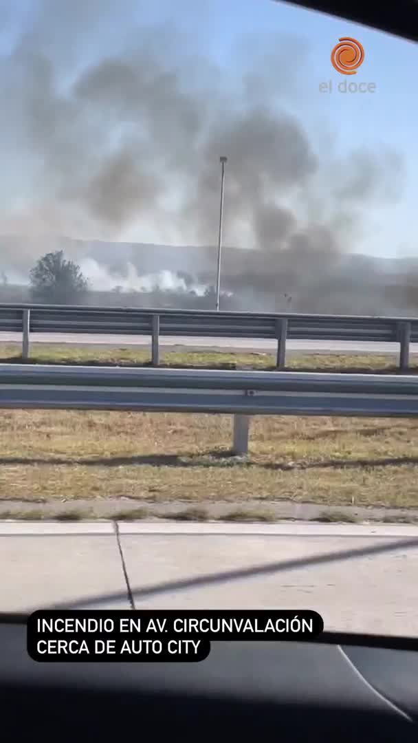 Fuego en los pastizales de Fuerza Aérea