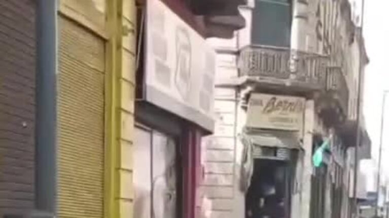 Corrió al amante de su novia por todo el centro