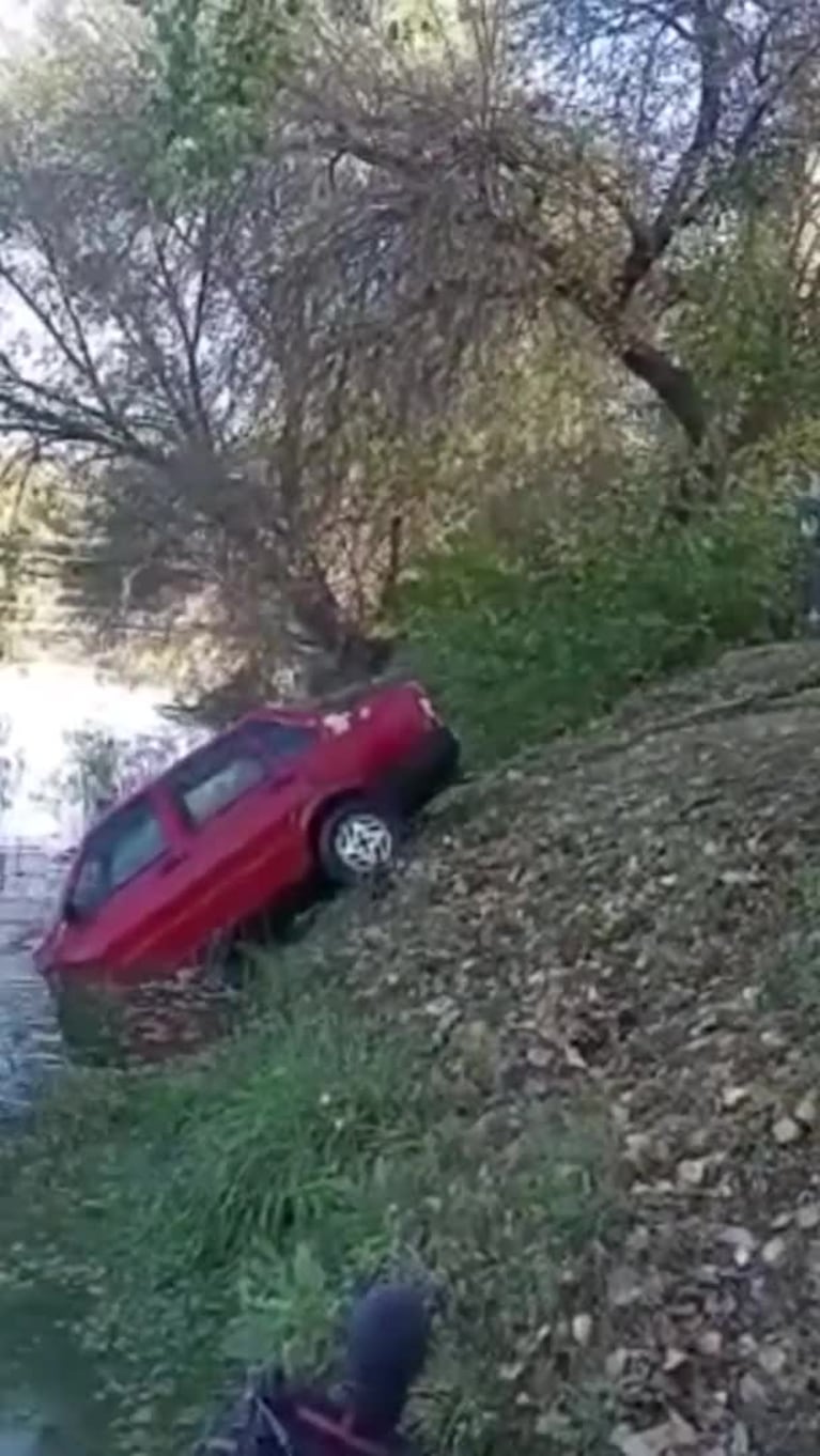 Así sacaron un auto del fondo del lago San Roque