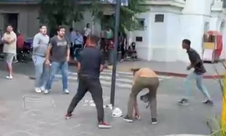 Grabaron una violenta pelea en plena plaza San Martín