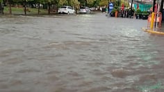 Lluvia torrencial y calles repletas de agua en Villa Dolores