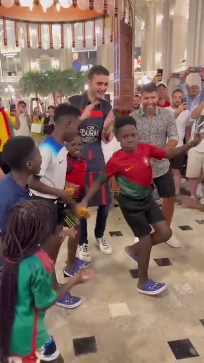 El baile del Kun Agüero con niños en Qatar