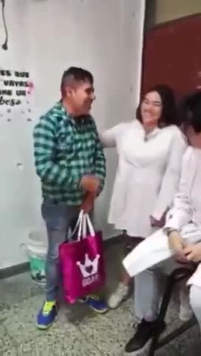 Conmovieron a su profesor con un regalo