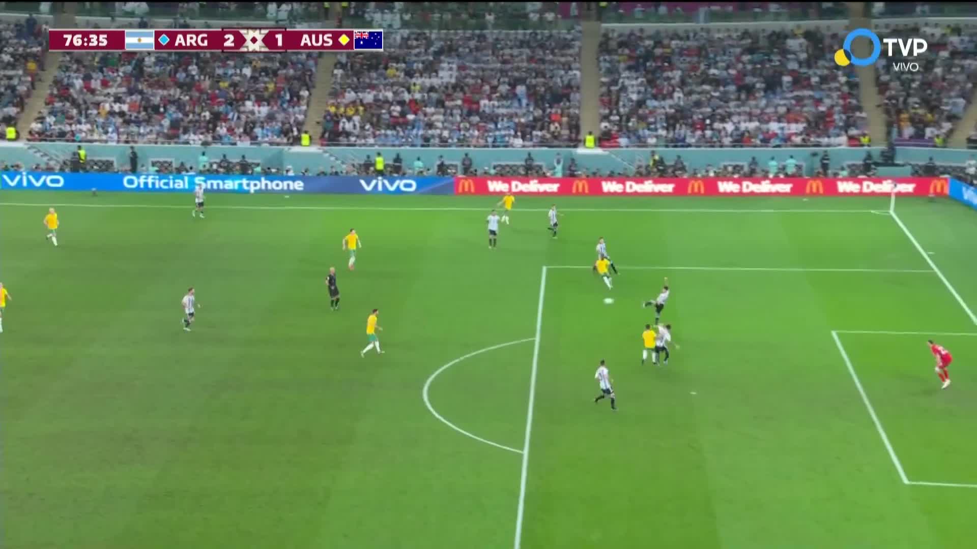 Australia descontó con un gol de carambola