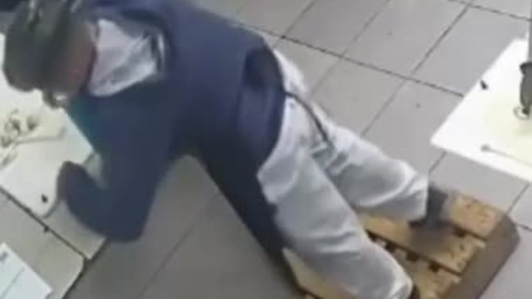 Detuvieron a una mujer por intentar envenenar a un compañero de trabajo: el video que la complica.