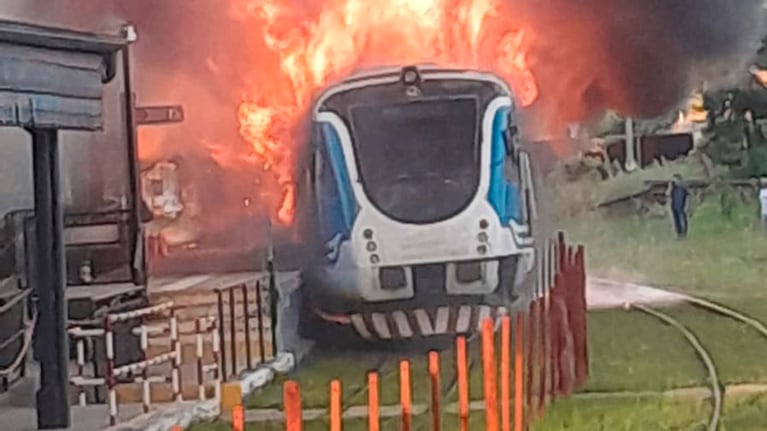 El Tren de las Sierras quedó envuelto en llamas