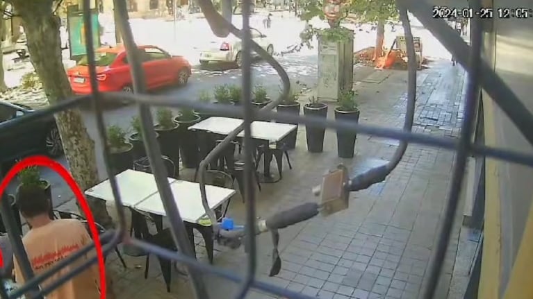 Indignación por un “roba sillas” en bares de Nueva Córdoba: los videos