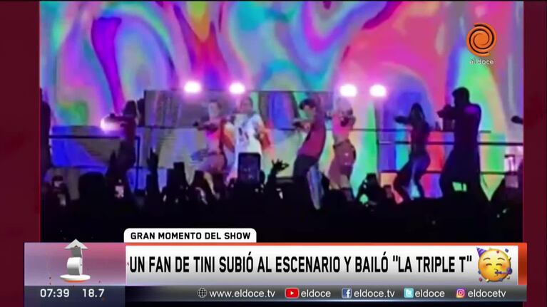 Un fan cordobés le entregó a Tini Stoessel la bandera del Orgullo