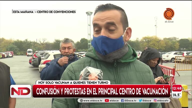 Caos en el centro de vacunación: confusión, protestas y falta de información