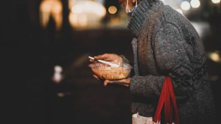 La heroica tarea de un grupo que cocina y lleva comida a personas en situación de calle