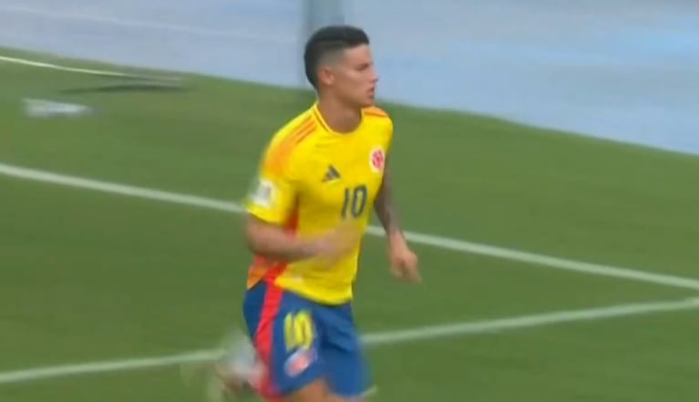 El VAR dio penal y James Rodríguez puso el 1 a 0 para Colombia ante Argentina