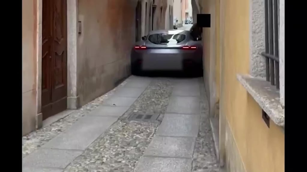 Una Ferrari quedó atorada en una calle angosta de Italia