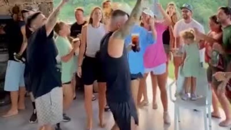 J Balvin en las sierras de Córdoba junto con su familia