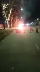 No quiso que le secuestraran la moto y la prendió fuego