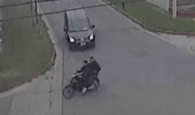 Un policía fue atropellado por dos ladrones que escapaban en moto en Córdoba
