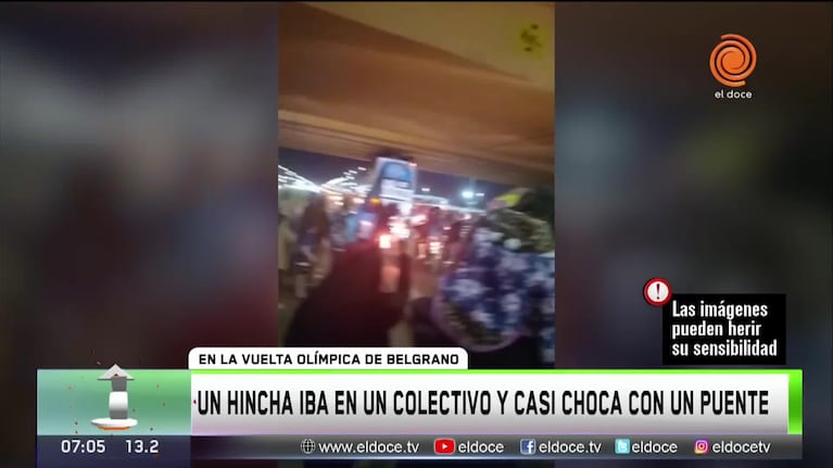El colectivo de Belgrano, al borde de chocar contra un puente