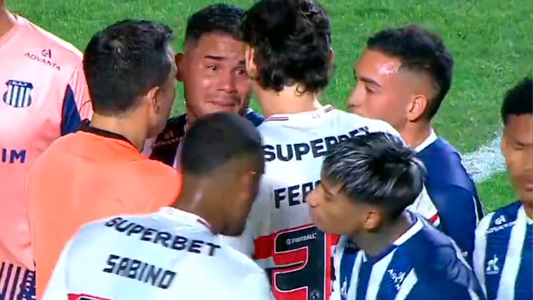 Miguel Navarro desconsolado en pleno partido: el jugador de Talleres denunció un acto de xenofobia
