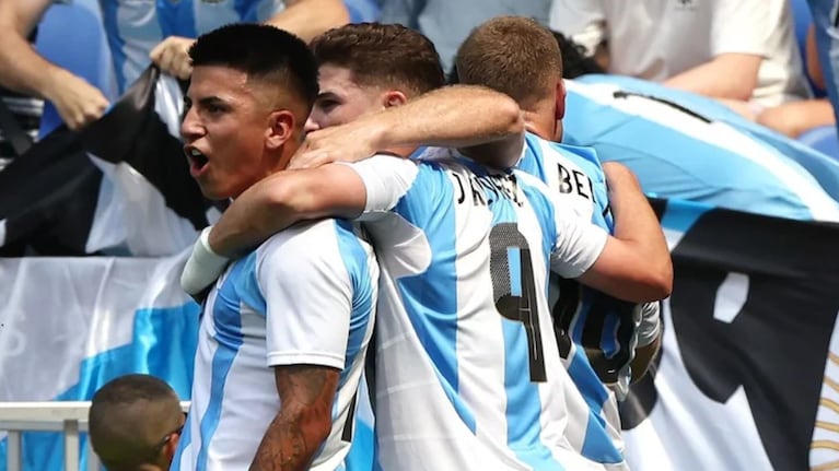 Gol de Thiago Almada con pase de Julián Álvarez para el 1 a 0 ante Irak