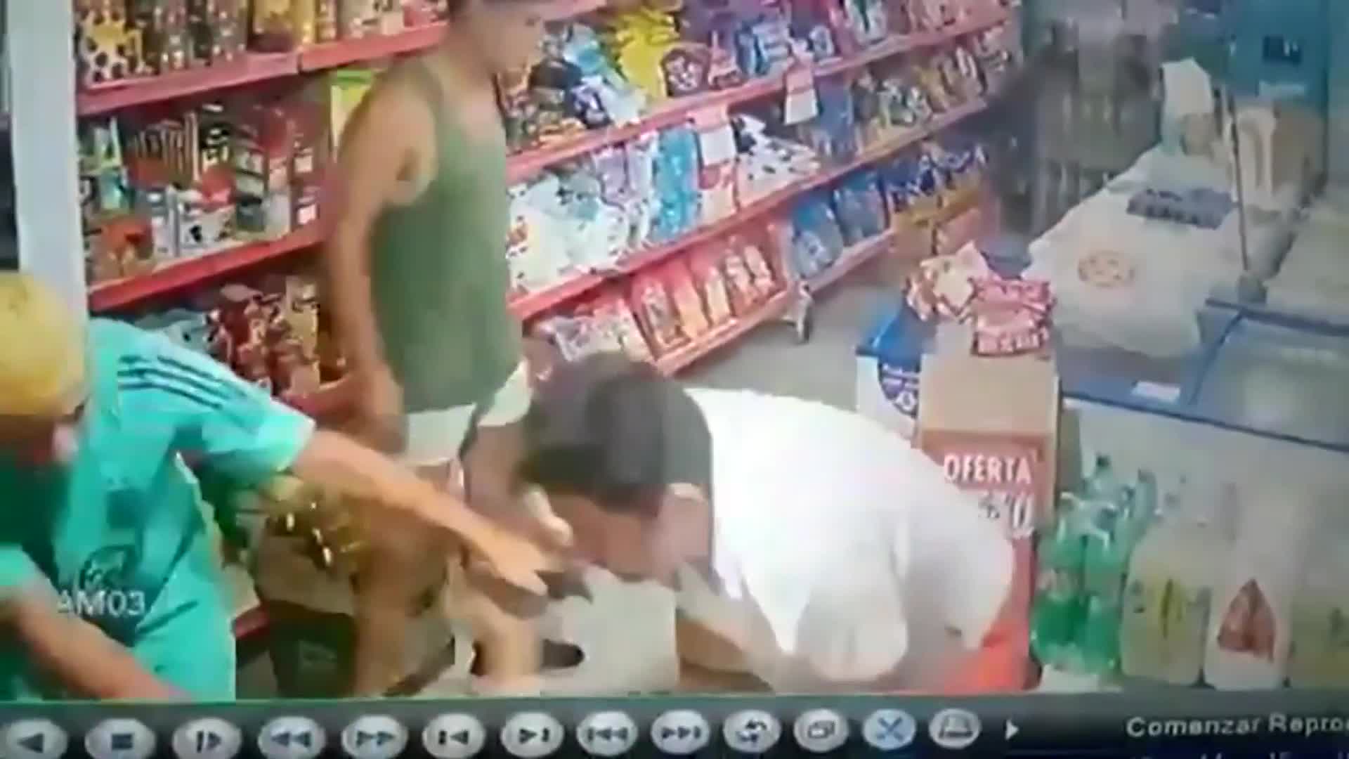 Enfrentó a os ladrones a los golpes